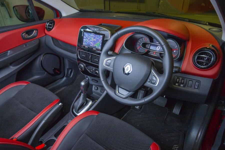 Торпедо Renault Lutecia 2016 года  (фото 9 из 10)